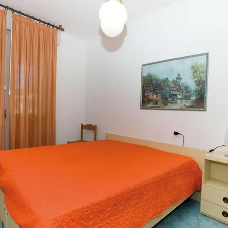 Two Storey Terraced House In A With A Pool דירה